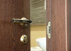 Шпонированные двери в интерьере